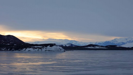   4月8日拍摄的南极秦岭站附近的群山。新华社记者黄韬铭摄