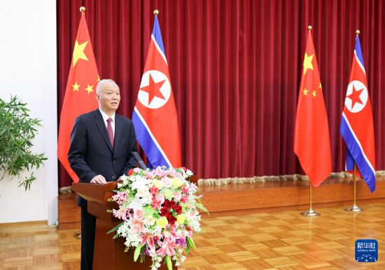 10月9日，中共中央政治局常委、中央书记处书记蔡奇在北京出席朝鲜驻华使馆举办的朝鲜劳动党成立80周年庆祝招待会。新华社记者 姚大伟 摄