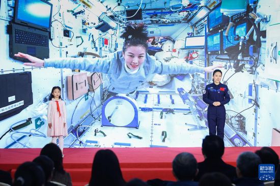 2024年11月28日，航天员王亚平与女儿在中国妇女儿童博物馆参加“巾帼科技 创新未来——科技创新巾帼行动主题展”开幕式。新华社记者 张玉薇 摄