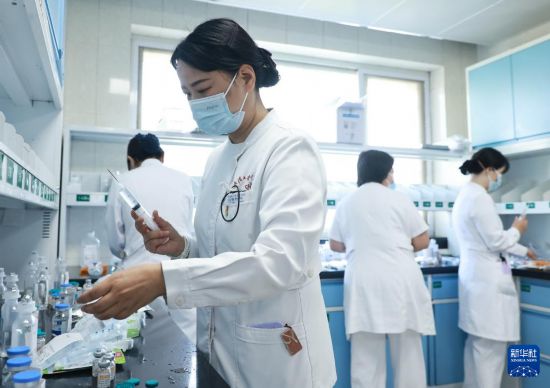 2025年5月12日，武汉大学中南医院胸外科护士为患者输液做准备。新华社发（赵军摄）