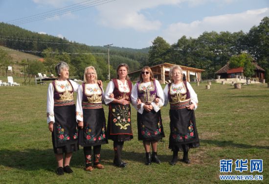 当地时间9月29日，在塞尔维亚西南部马连山区的“好客民族村”民俗村落，当地村民身着塞尔维亚传统服饰哼唱传统婚礼歌曲，欢迎中国游客到访。新华网记者陈颖 摄
