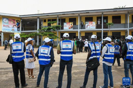 10月12日,在喀麦隆首都雅温得,国内外选举观察员在总统选举期间在投票站监督选举活动。新华社发(科普索摄)