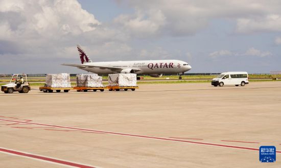 　　10月4日，一架卡塔尔航空公司的飞机抵达马尔代夫维拉纳国际机场。新华社记者 伍岳 摄