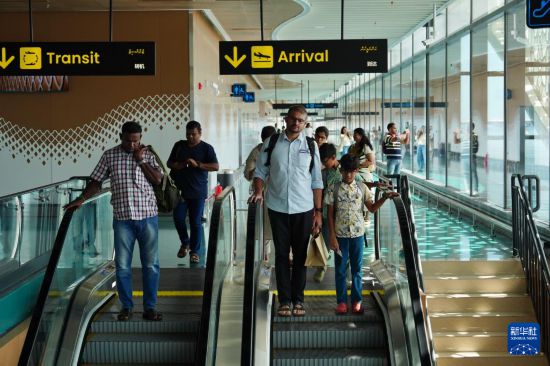 　　10月4日，人们在马尔代夫维拉纳国际机场新航站楼乘坐扶梯。新华社记者 伍岳 摄
