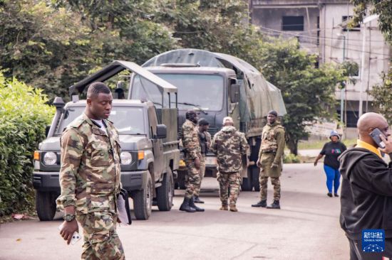 10月12日,在喀麦隆西南大区首府布埃亚,喀麦隆安全部队在投票站附近巡逻。新华社发(穆朗·廷古姆摄)
