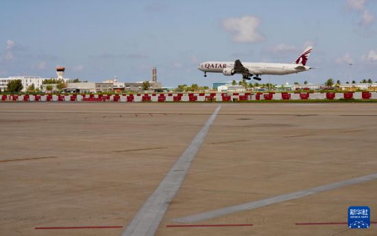 　　10月4日，一架卡塔尔航空公司的飞机在马尔代夫维拉纳国际机场降落。新华社记者 伍岳 摄