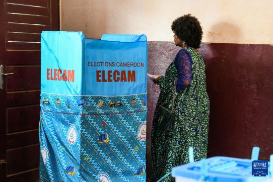 10月12日,在喀麦隆首都雅温得,一名选民参加投票。新华社发(科普索摄)