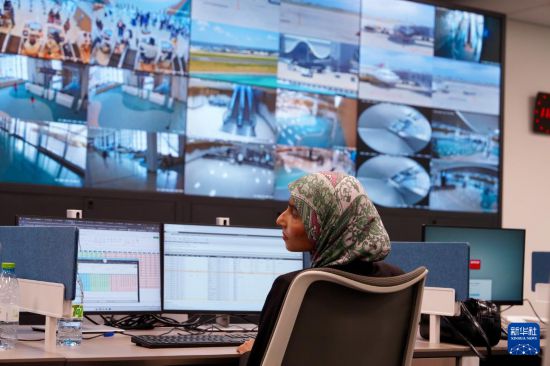 　　10月4日，工作人员在马尔代夫维拉纳国际机场新航站楼工作。新华社记者 伍岳 摄