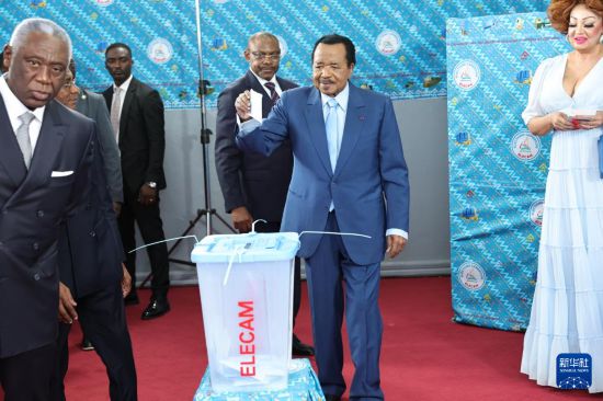 10月12日,在喀麦隆首都雅温得,喀麦隆总统、喀麦隆人民民主联盟候选人保罗·比亚在总统选举中投票。新华社发(科普索摄)