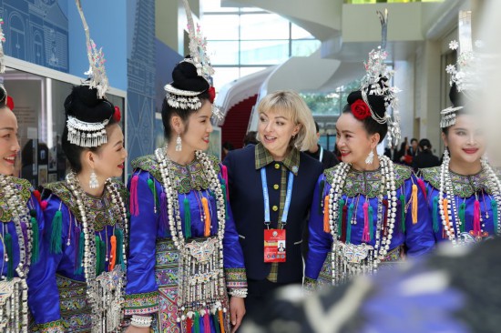 10月14日,全球妇女峰会配套活动“数智赋能妇女和女童成果展”在中国妇女儿童博物馆开展,来自白俄罗斯的嘉宾在展览现场与侗族大歌表演者们交流。新华社记者 梁旭 摄