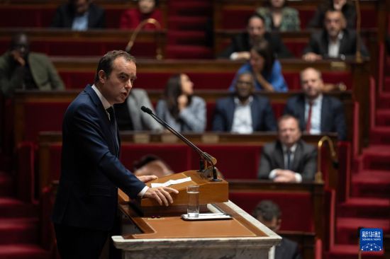 10月16日,在位于法国巴黎的国民议会,法国总理勒科尔尼在不信任动议投票前的辩论环节发言。新华社发(奥雷利安·莫里萨尔摄)
