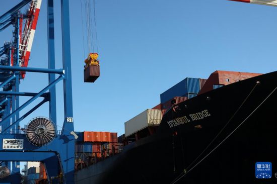 10月19日，在波兰北部格但斯克港，从中国宁波舟山港出发的中欧北极快航航线首艘货船进行装卸工作。新华社记者 崔力 摄