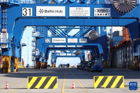 10月19日，在波兰北部格但斯克港，从中国宁波舟山港出发的中欧北极快航航线首艘货船进行装卸工作。新华社记者 崔力 摄