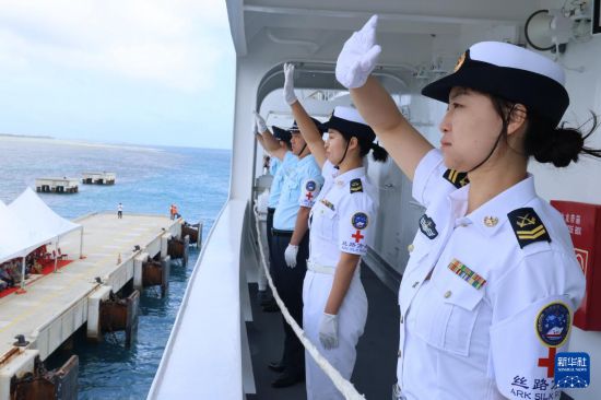 10月20日,中国海军“丝路方舟”号医院船结束访问汤加前往拉丁美洲。新华社发(崔晓洋摄)
