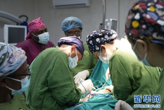 莫尔兹比港，2025年10月14日，重庆大学附属肿瘤医院乳腺肿瘤中心主任曾晓华教授（前左二）在莫尔兹比港总医院为病人做手术。易若曈 摄