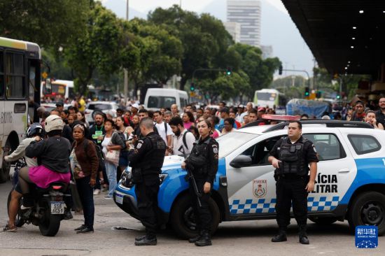 10月28日，巴西警方在里约热内卢展开针对黑帮“红色司令部”的大规模剿匪行动，军警在街头维持秩序。新华社/巴西通讯社