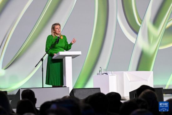 10月29日,在俄罗斯首都莫斯科,俄罗斯外交部发言人扎哈罗娃在“打假防骗对话3.0”国际论坛上讲话。新华社记者 郝建伟 摄