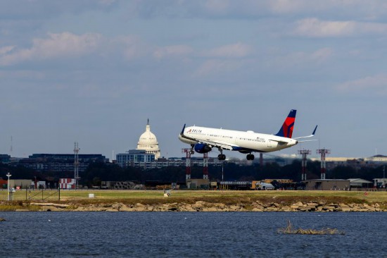 11月1日，一架飞机降落在美国弗吉尼亚州阿灵顿的里根国家机场。新华社记者胡友松摄