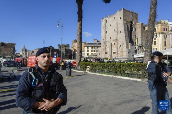 11月3日,在意大利罗马,消防员在查看事故现场。新华社发(阿尔贝托·林格利亚摄)