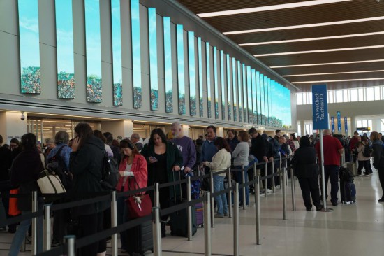 10月31日,在美国纽约拉瓜迪亚机场,乘客排队值机。新华社记者张凤国摄