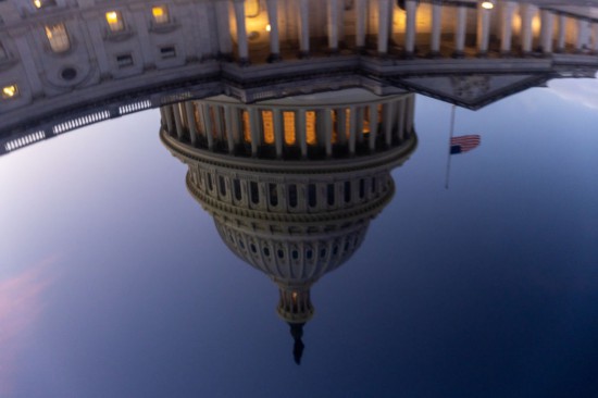 11月5日，在美国首都华盛顿拍摄的国会大厦倒影。 新华社记者 胡友松 摄