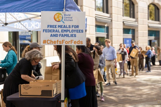 11月5日，在美国首都华盛顿，联邦雇员排队领取免费食品。 新华社记者 胡友松 摄