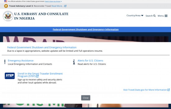 11月5日，打开美国驻尼日利亚大使馆网站，弹窗提示依然是：因受美国联邦政府“停摆”拨款中断影响，网站的更新将受到限制。