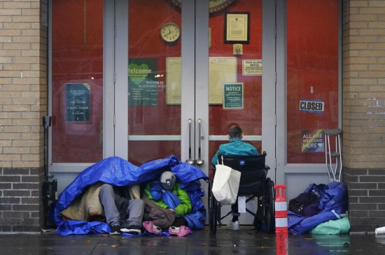 11月5日清晨，在美国波特兰的深秋寒意中，无家可归者蜷缩在街边角落里。 新华社记者 吴晓凌 摄