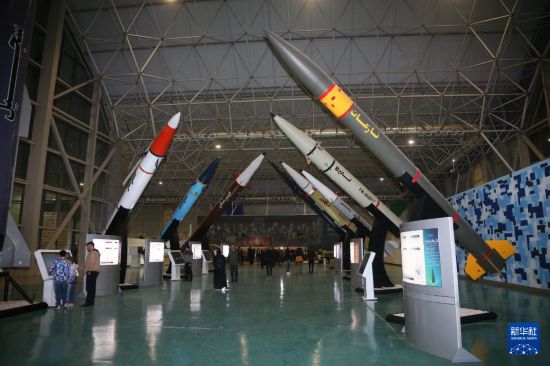 11月12日，民众在伊朗首都德黑兰举办的展览上参观新型导弹。新华社记者 沙达提 摄