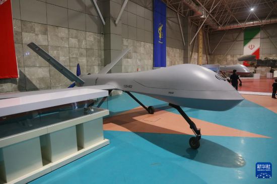 11月12日，民众在伊朗首都德黑兰举办的展览上参观国产无人机。新华社记者 沙达提 摄