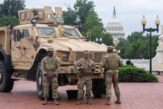 这是8月19日在美国首都华盛顿的联合车站外拍摄的国民警卫队成员和车辆。新华社记者胡友松摄