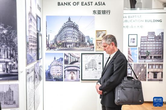 12月1日，在匈牙利布达佩斯，参观者观看展览。