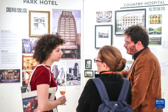 12月1日，在匈牙利布达佩斯，参观者观看展览。