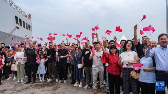 12月7日，欢迎人群在印度尼西亚雅加达丹戎不碌港码头迎接中国海军989编队舰艇。