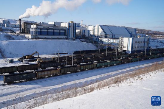 12月7日，在俄罗斯犹太自治州伊兹韦斯特科维镇，一家矿产开发企业准备将开采的铁矿石运往中国。新华社记者 刘恺 摄