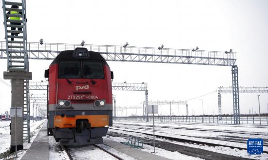 12月6日，一辆即将开往中国的俄罗斯货运列车停靠在俄罗斯下列宁斯阔耶铁路口岸。新华社记者 刘恺 摄