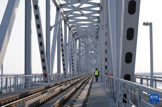 12月6日，在俄罗斯犹太自治州下列宁斯阔耶，俄方人员在跨越阿穆尔河（黑龙江）的同江－下列宁斯阔耶铁路大桥上巡视。新华社记者 刘恺 摄