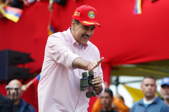 2025年12月2日，委内瑞拉总统马杜罗在首都加拉加斯参加一场游行活动。新华社发