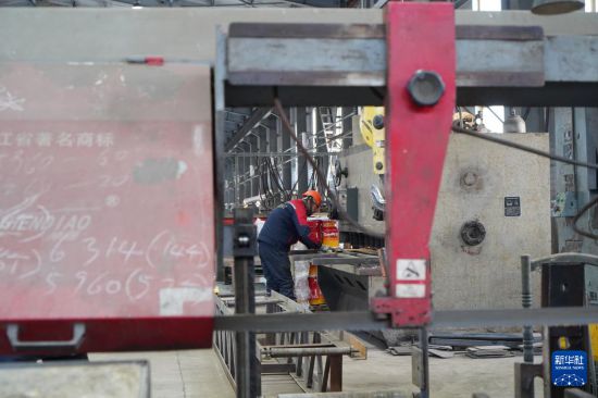 12月8日，在俄罗斯犹太自治州首府比罗比詹市，一家从事钢结构材料生产的中资企业的员工正在工作。新华社记者 刘恺 摄