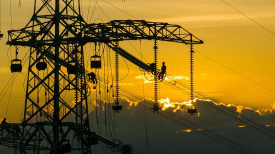 工程人员在高空中开展紧线作业。(南方电网供图)