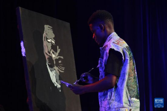 12月5日,一名选手在津巴布韦首都哈拉雷举行的第九届津巴布韦“梦想秀”决赛上现场作画。新华社发(塔法拉摄)