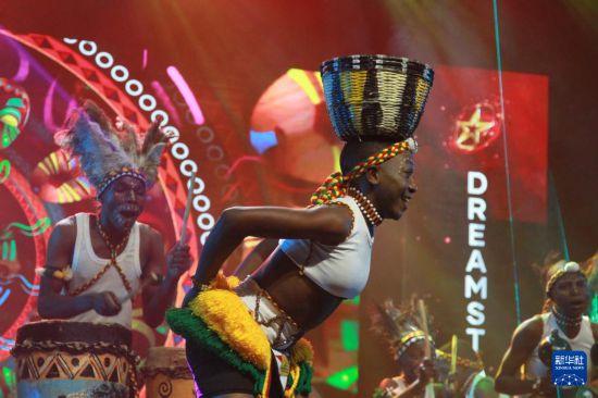 12月5日,一名选手在津巴布韦首都哈拉雷举行的第九届津巴布韦“梦想秀”决赛上表演传统舞蹈。新华社发(塔法拉摄)