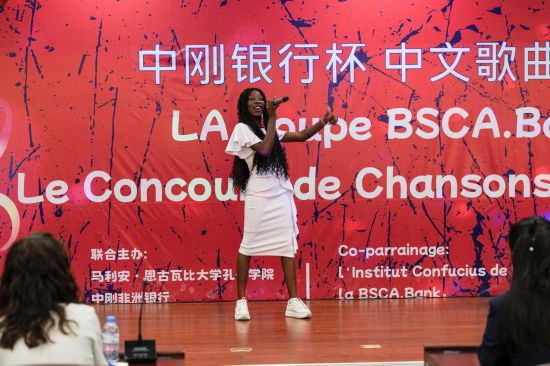 参赛选手现场演唱中文歌曲。