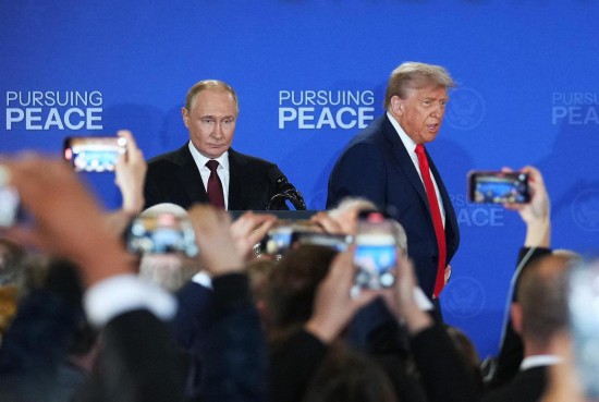 2025年8月15日，美国总统特朗普（后右）与俄罗斯总统普京（后左）在美国阿拉斯加州安克雷奇市埃尔门多夫-理查森联合军事基地举行会晤后共同出席联合记者会。新华社记者吴晓凌摄