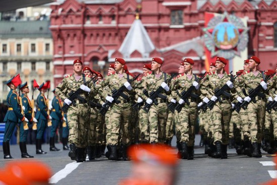 　　2025年5月9日，俄罗斯军人在首都莫斯科参加纪念苏联伟大卫国战争胜利80周年阅兵式。新华社记者白雪骐摄