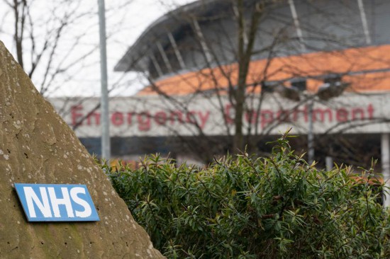 这是2022年4月1日在英国曼彻斯特一家医院拍摄的国民保健制度标识。新华社发（乔恩·休珀摄）