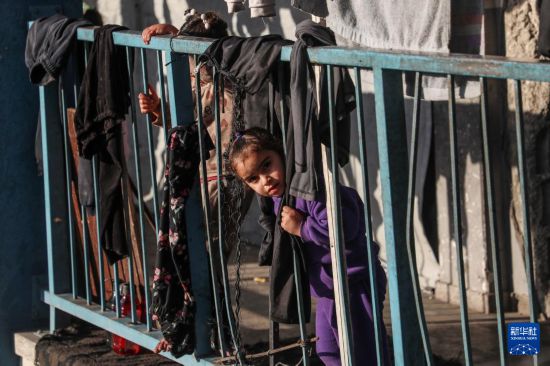 这是1月15日在加沙城一处容纳流离失所者的学校里拍摄的巴勒斯坦儿童。新华社发（里泽克·阿卜杜勒贾瓦德摄）