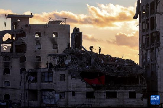 1月15日，人们加沙城查看废墟。新华社发（里泽克·阿卜杜勒贾瓦德摄）