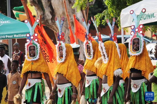 1月16日，表演者参加在贝宁南部城市维达举办的阿戈戈国际舞蹈节开幕式。新华社发（塞拉芬摄）