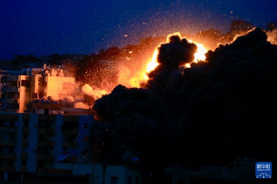 这是1月21日拍摄的以色列对黎巴嫩南部盖纳里特镇袭击的画面。 新华社发(阿里·哈希绍摄)